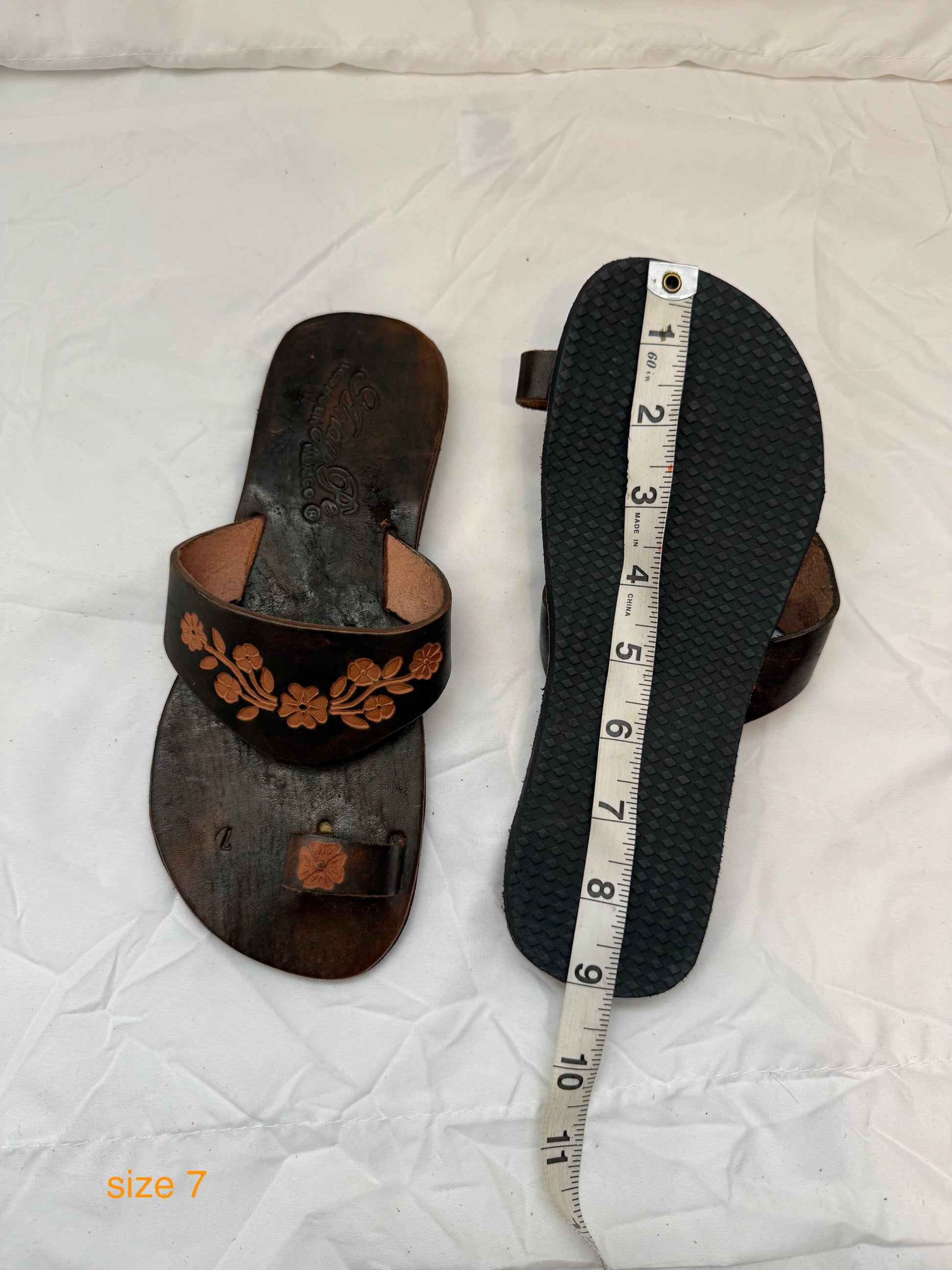 Anay Pe Hand-Tooled Floral Vine Genuine Leather Toe-Ring Sandals — Women's Size 5 — Hecho en México - Descendencia Latina
