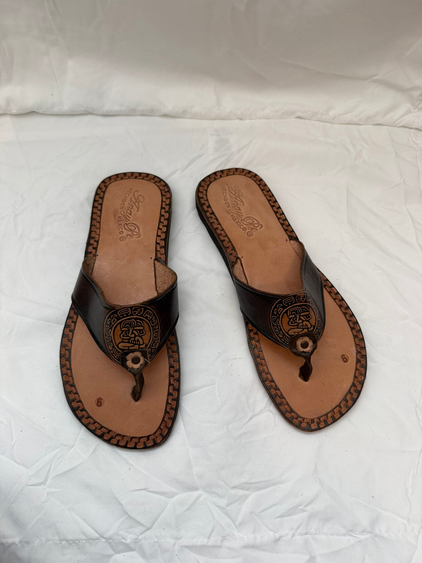 Anay Pe Hand-Tooled Mayan Figure Medallion Genuine Leather Thong Sandals — Women's Size 9 — Hecho en México - Descendencia Latina