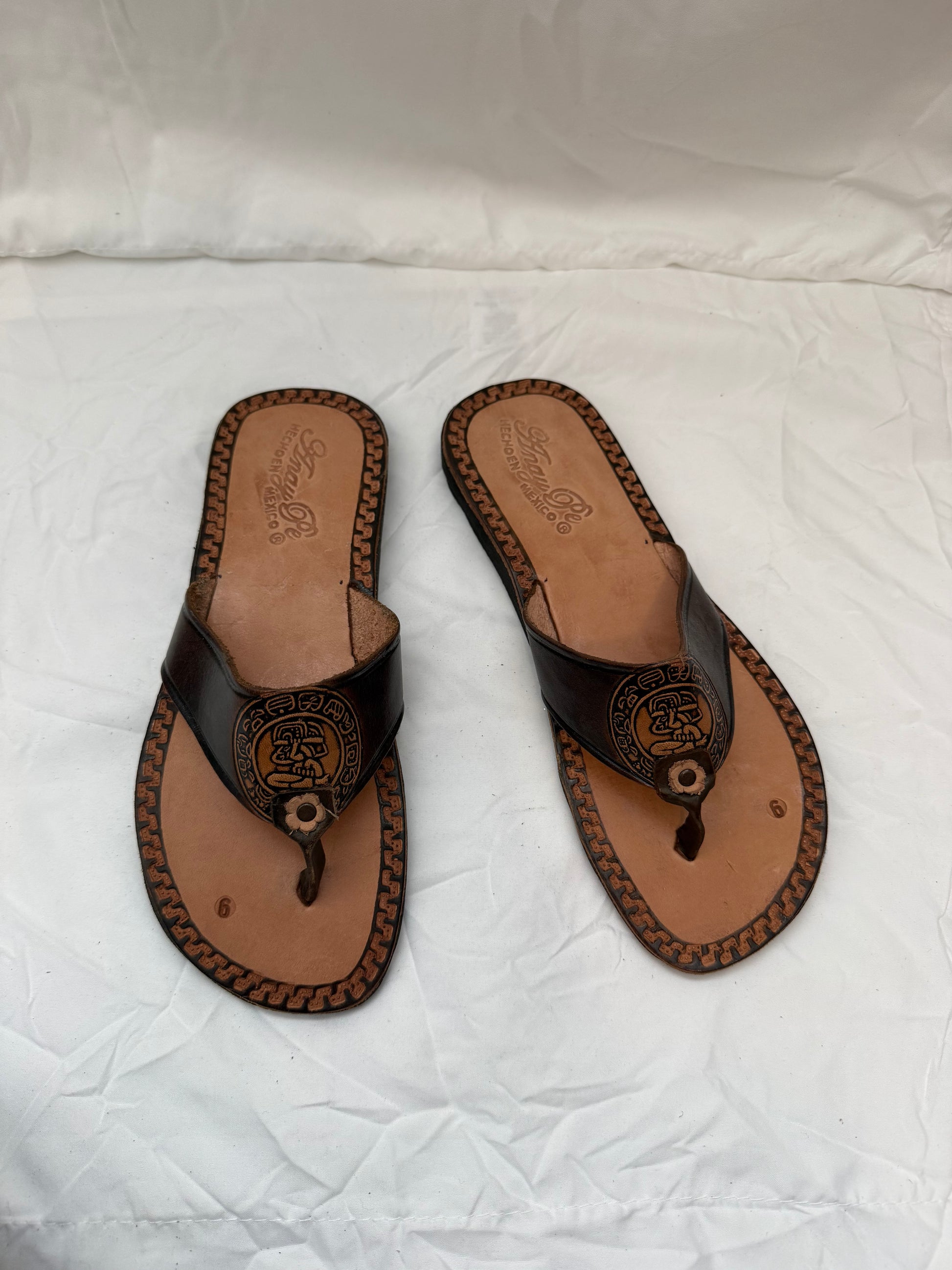 Anay Pe Hand-Tooled Mayan Figure Medallion Genuine Leather Thong Sandals — Women's Size 9 — Hecho en México - Descendencia Latina