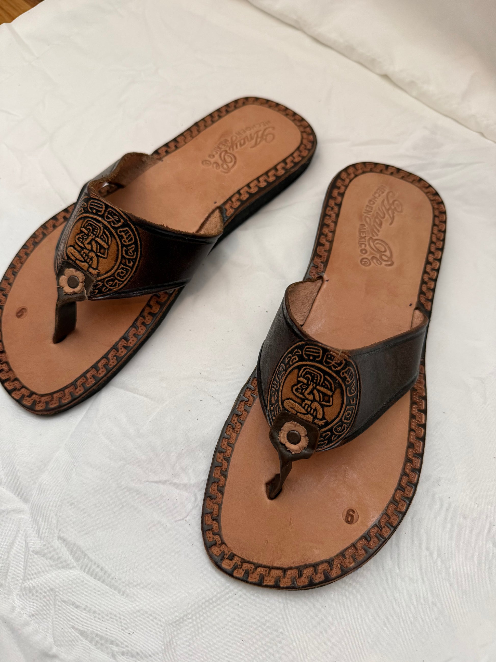 Anay Pe Hand-Tooled Mayan Figure Medallion Genuine Leather Thong Sandals — Women's Size 9 — Hecho en México - Descendencia Latina