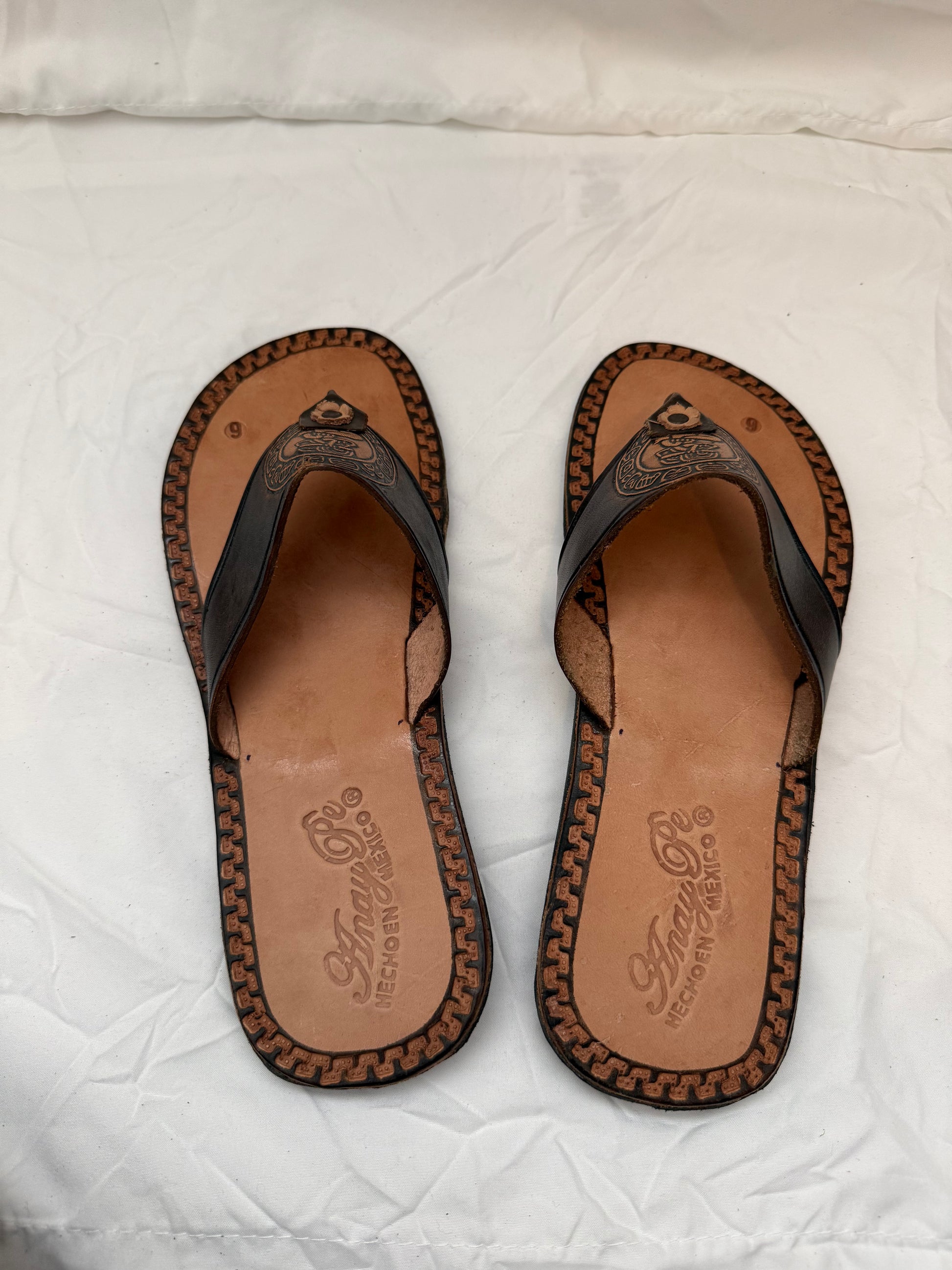 Anay Pe Hand-Tooled Mayan Figure Medallion Genuine Leather Thong Sandals — Women's Size 9 — Hecho en México - Descendencia Latina