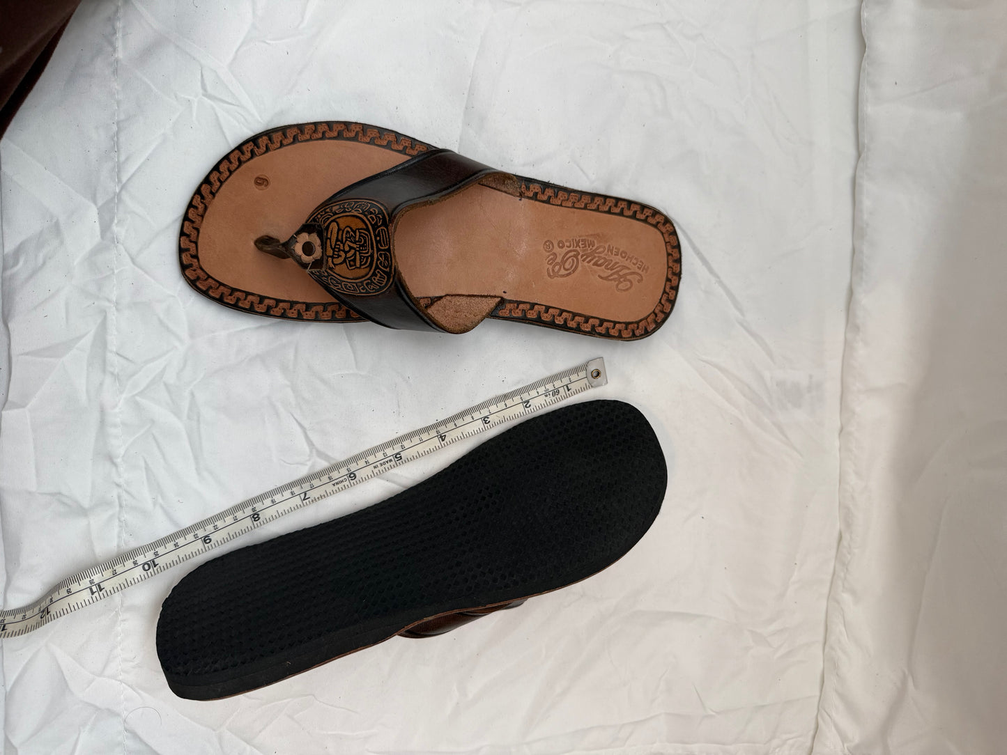 Anay Pe Hand-Tooled Mayan Figure Medallion Genuine Leather Thong Sandals — Women's Size 9 — Hecho en México - Descendencia Latina