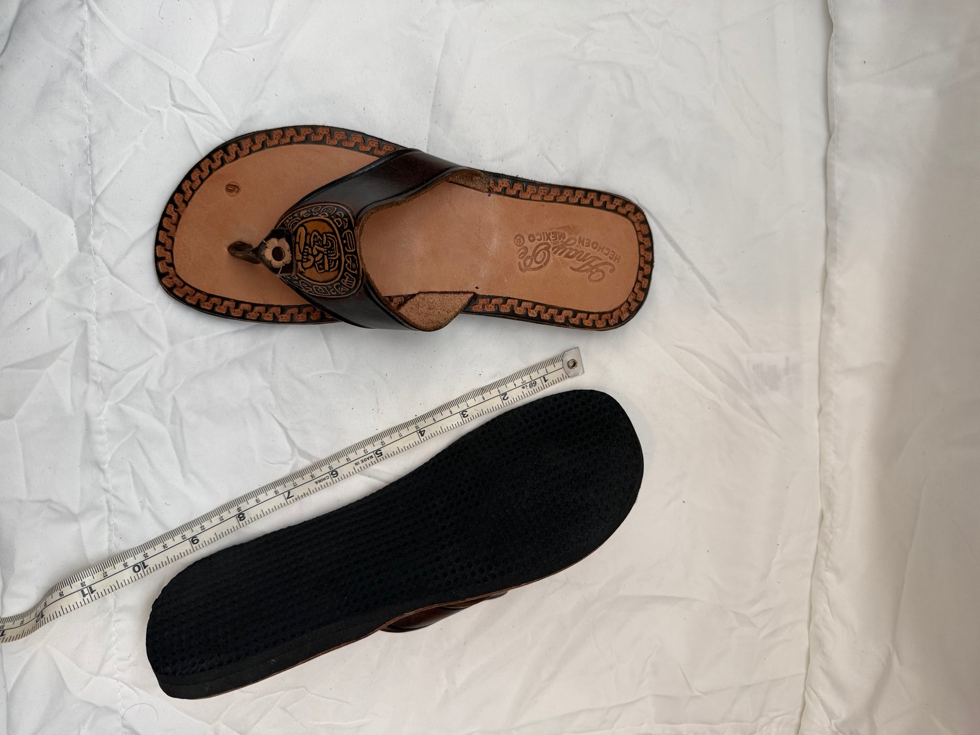 Anay Pe Hand-Tooled Mayan Figure Medallion Genuine Leather Thong Sandals — Women's Size 9 — Hecho en México - Descendencia Latina