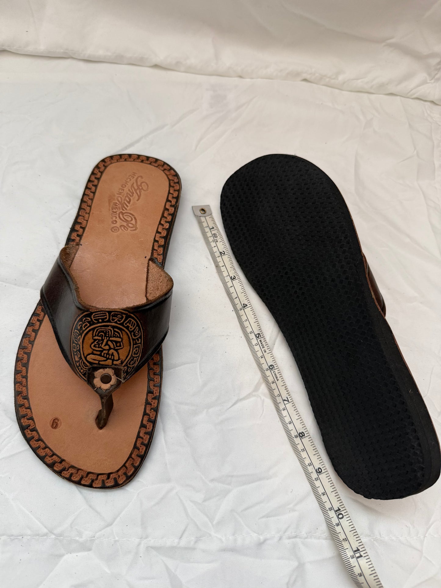 Anay Pe Hand-Tooled Mayan Figure Medallion Genuine Leather Thong Sandals — Women's Size 9 — Hecho en México - Descendencia Latina