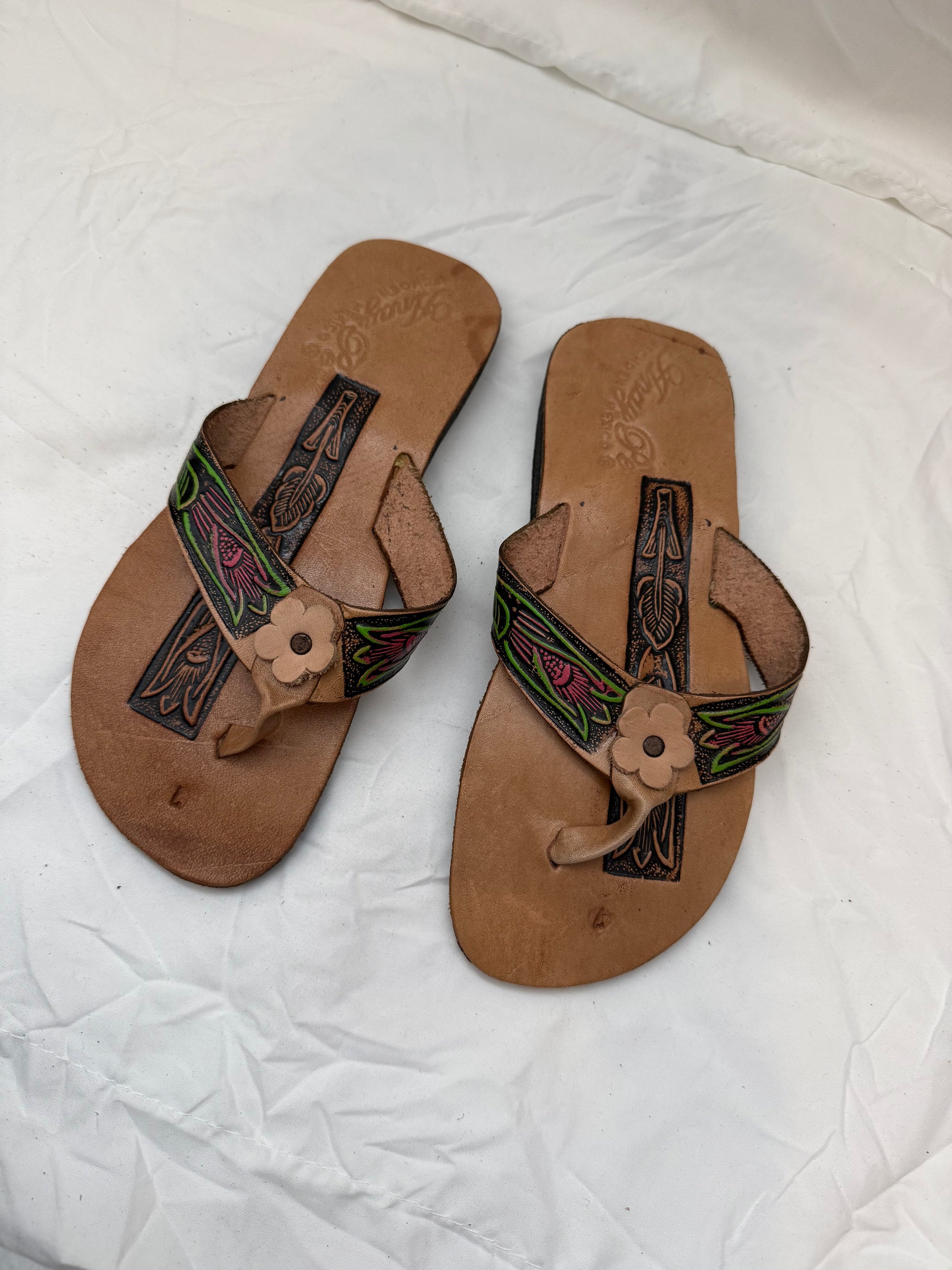 Anay Pe Hand-Tooled Tropical Floral Genuine Leather Thong Sandals — Women's Size 7 — Hecho en México - Descendencia Latina