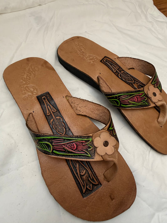 Anay Pe Hand-Tooled Tropical Floral Genuine Leather Thong Sandals — Women's Size 7 — Hecho en México - Descendencia Latina