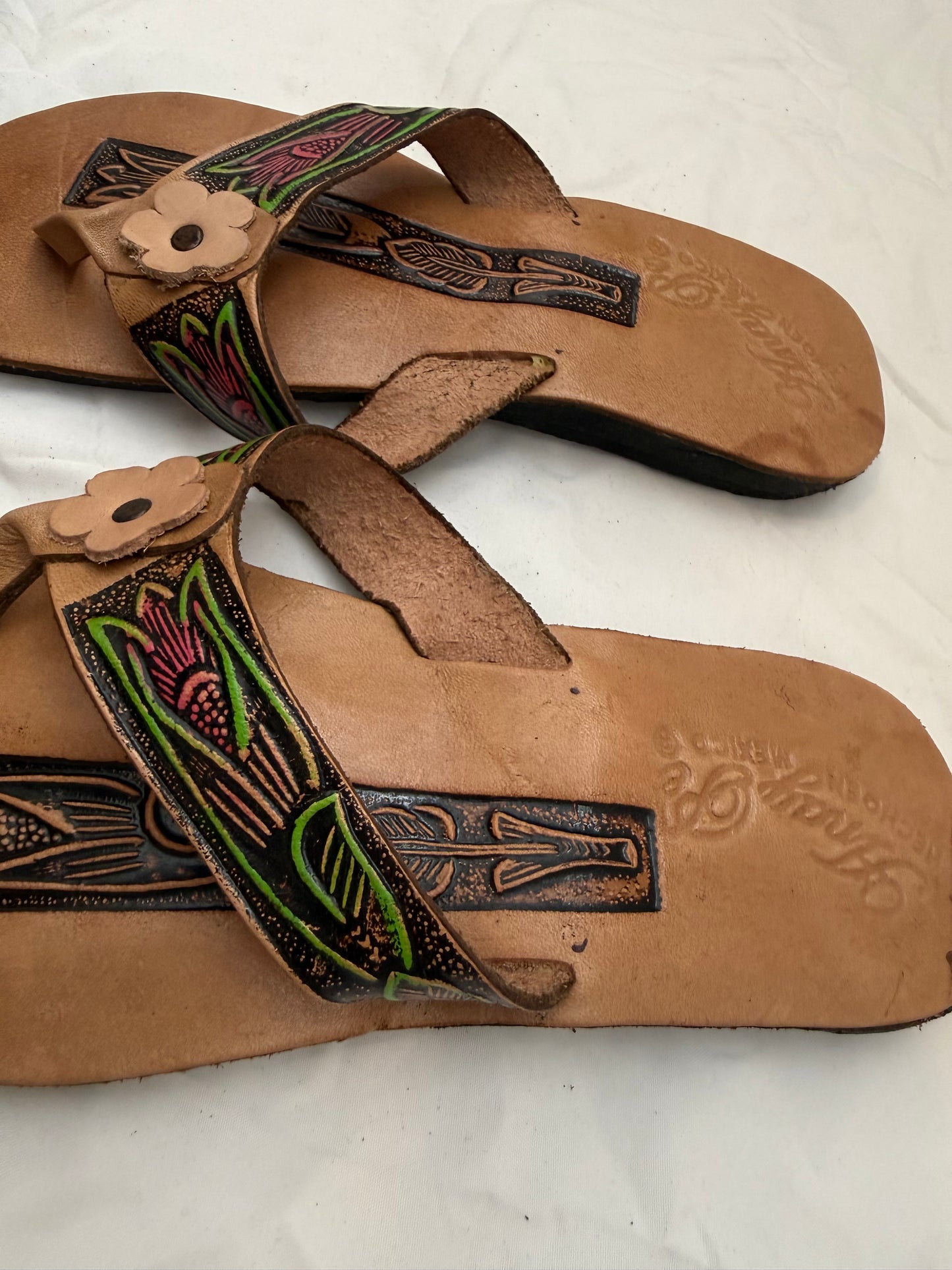 Anay Pe Hand-Tooled Tropical Floral Genuine Leather Thong Sandals — Women's Size 7 — Hecho en México - Descendencia Latina